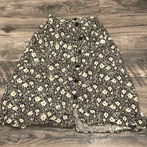 BLACK AND WHITE FLORAL MIDI SKIRT - Picture 2 of 2